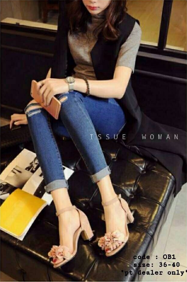 รองเท้าส้นตันแต่งดอกกุหลาบ (สีครีม)