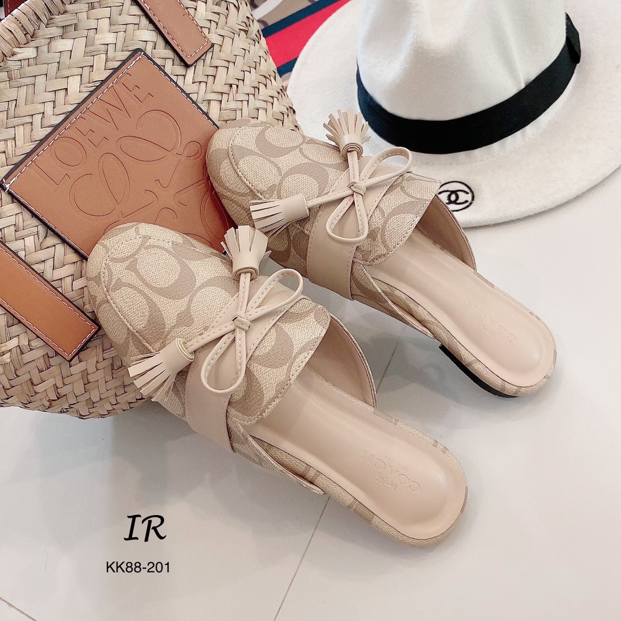 รองเท้าสลิปเปอร์ Style Coach (สีครีม)