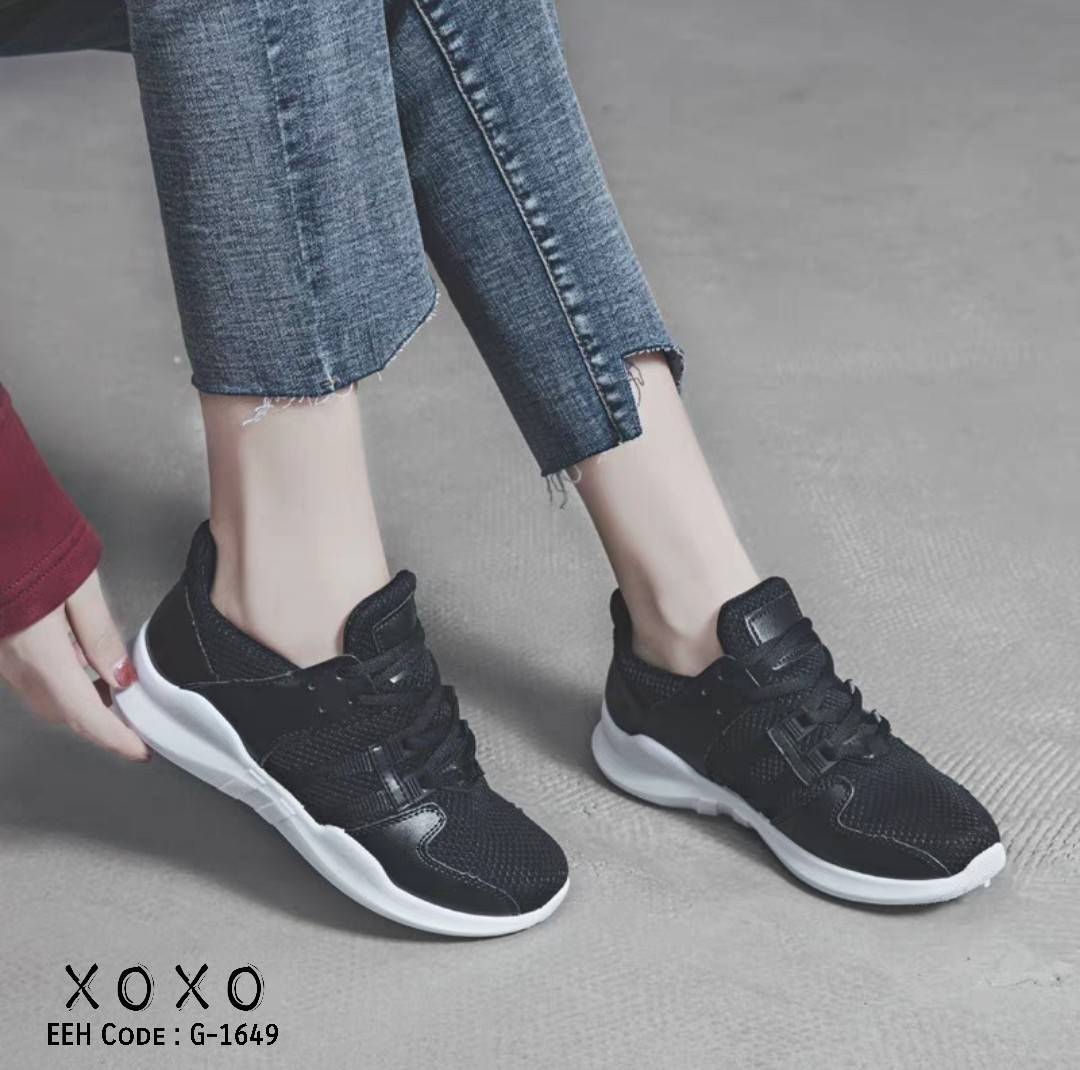 รองเท้าผ้าใบผ้าตาข่ายทรง Sport (สีดำ)