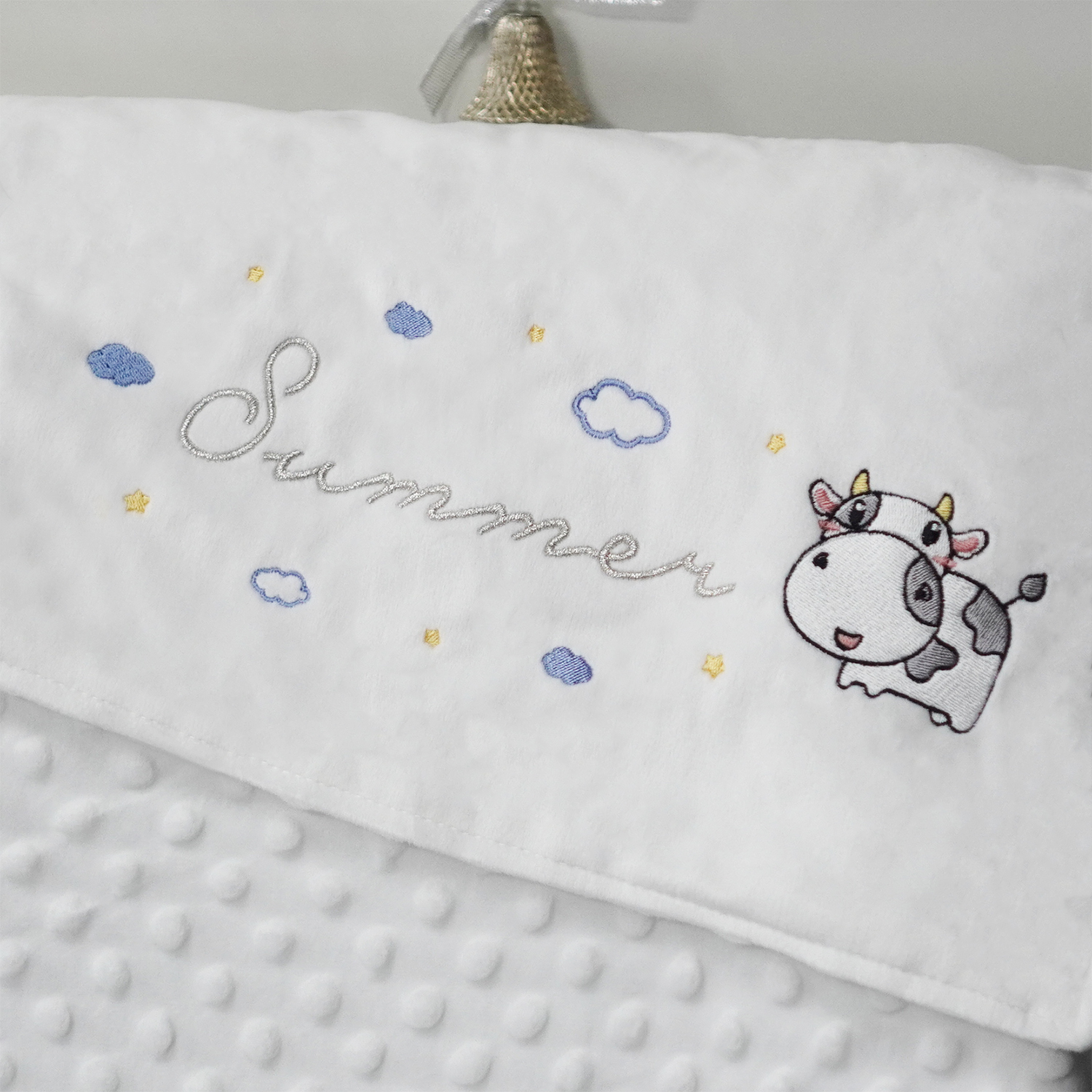 ผ้าห่ม Minky - สีขาว 75x100cm แบบปักชื่อ+การ์ตูน - Cow