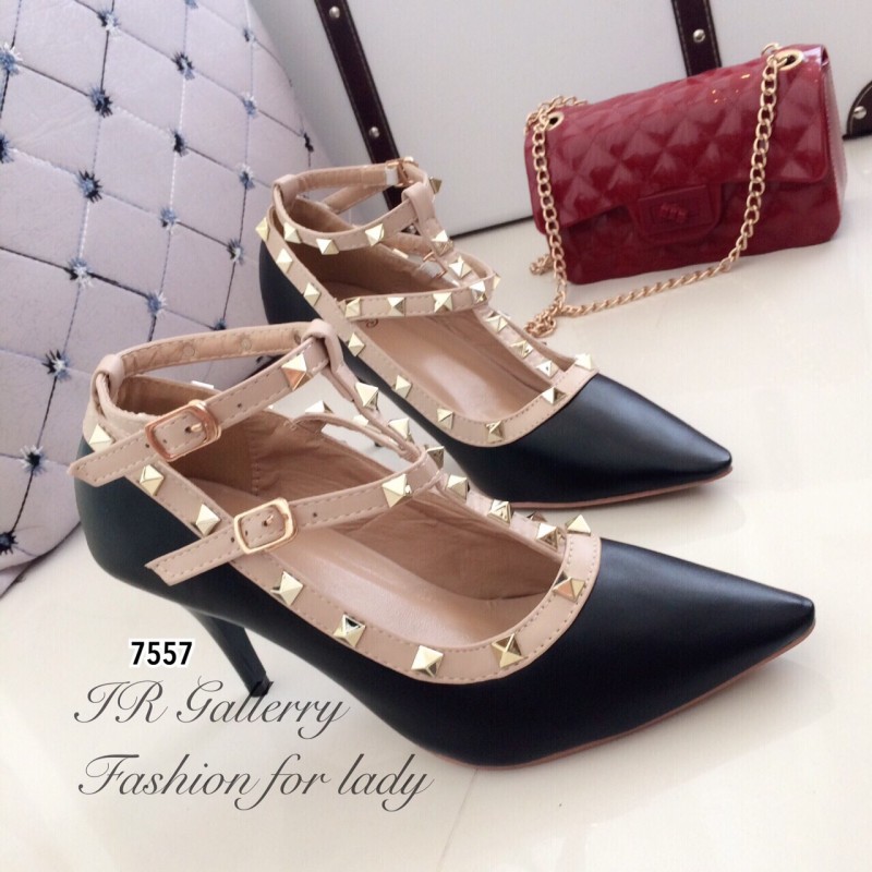 รองเท้าคัทชูหุ้มส้น Valentino Style (สีดำ)