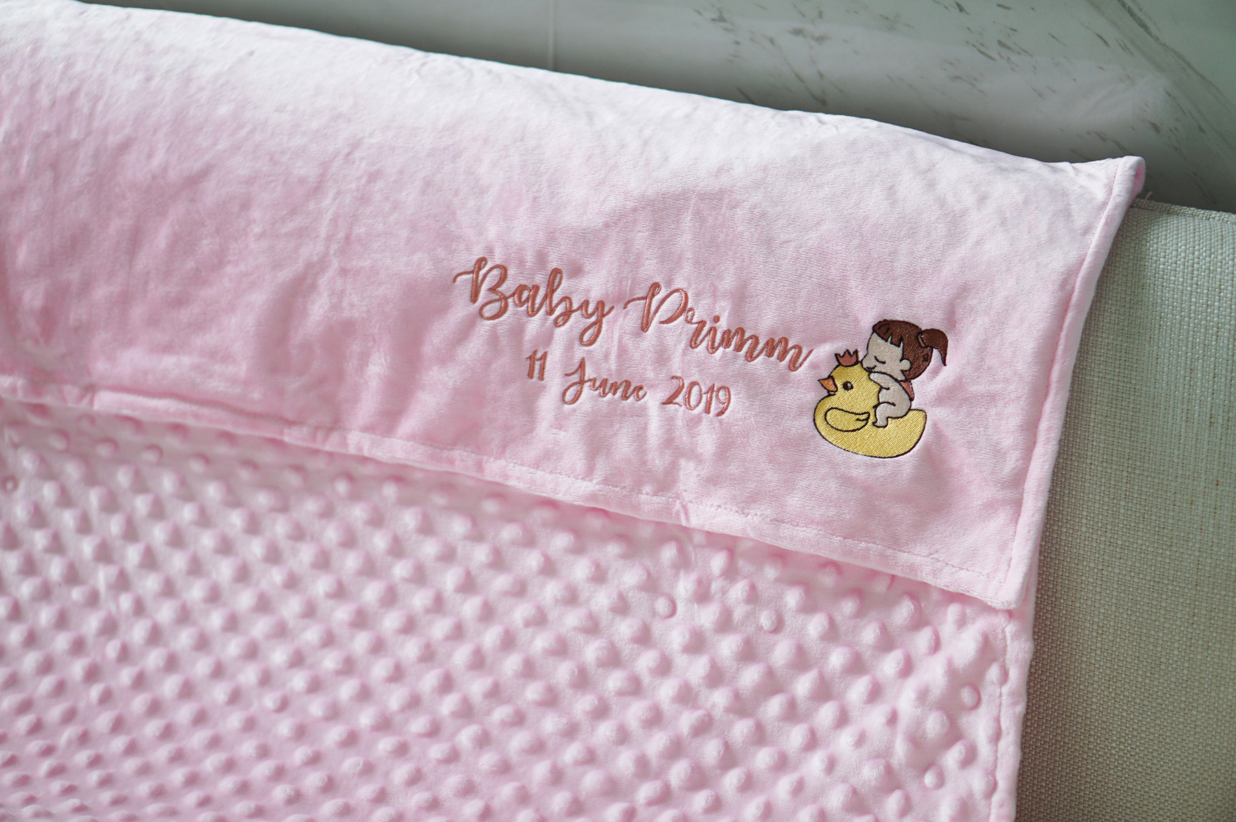 ผ้าห่ม Minky - สีชมพู 75x100cm แบบปักชื่อ+การ์ตูน - Ducky and Baby Girl