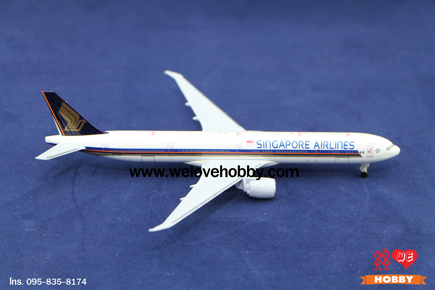 โมเดลเครื่องบิน Singapore Airlines (Boeing 777) สิงคโปร์ ไซส์กลาง แบบมีล้อเครื่องบิน (1:400)
