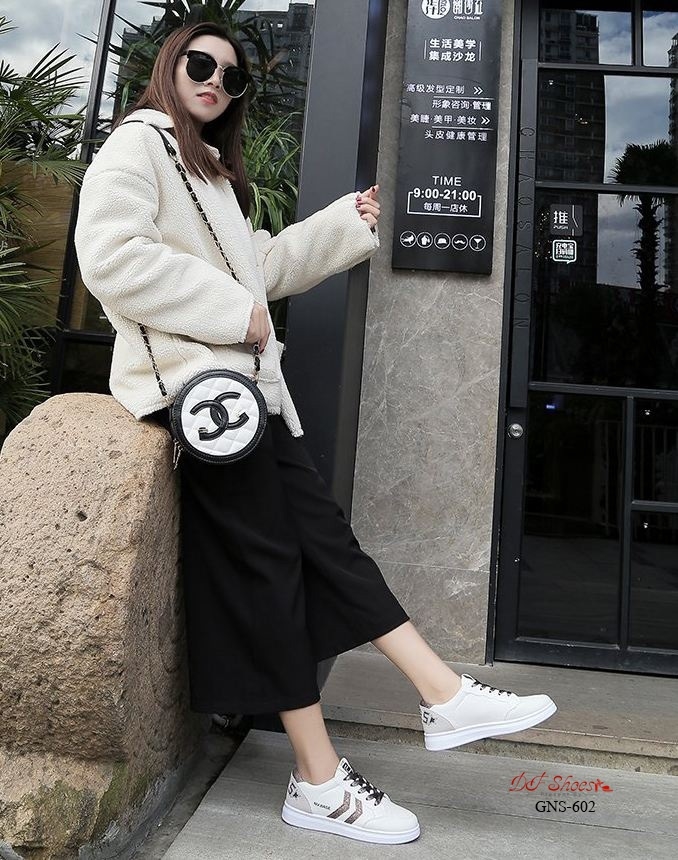 รองเท้าผ้าใบแต่งแถบกลิตเตอร์ (สีเทา)