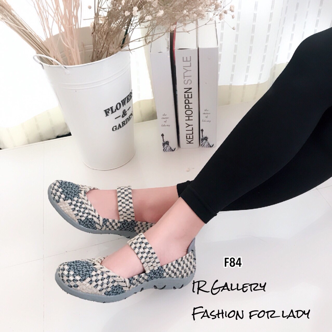 รองเท้าสไตล์เพื่อสุขภาพสายคาด (สีครีม)