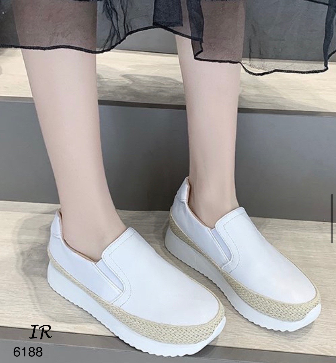 รองเท้าผ้าใบพียูทรง Slip on