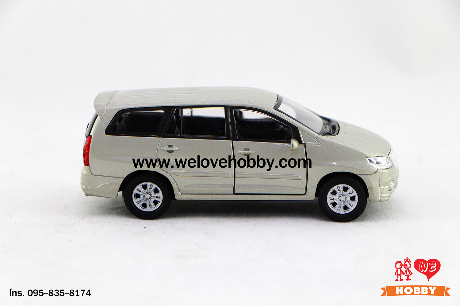 โมเดลรถ Toyota Innova สีบรอนซ์ทอง Scale 1:34-1:39