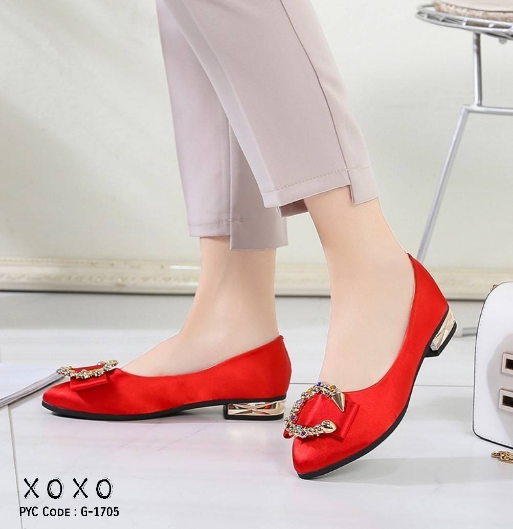 รองเท้าคัทชูส้นเตี้ยแต่งอะไหล่เพชร (สีแดง)