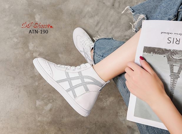 รองเท้าผ้าใบหุ้มข้อแต่งลาย (สีขาว)