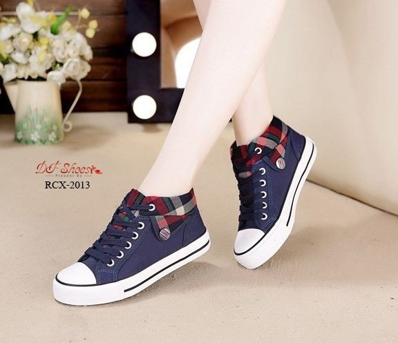 รองเท้าผ้าใบหุ้มข้อแต่งผ้าลายสก็อต (สีแดง)