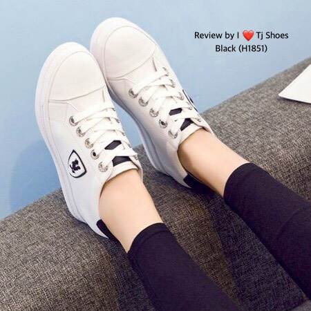 รองเท้าใบพียูเสริมส้นแต่งโลโก้ (สีดำ)