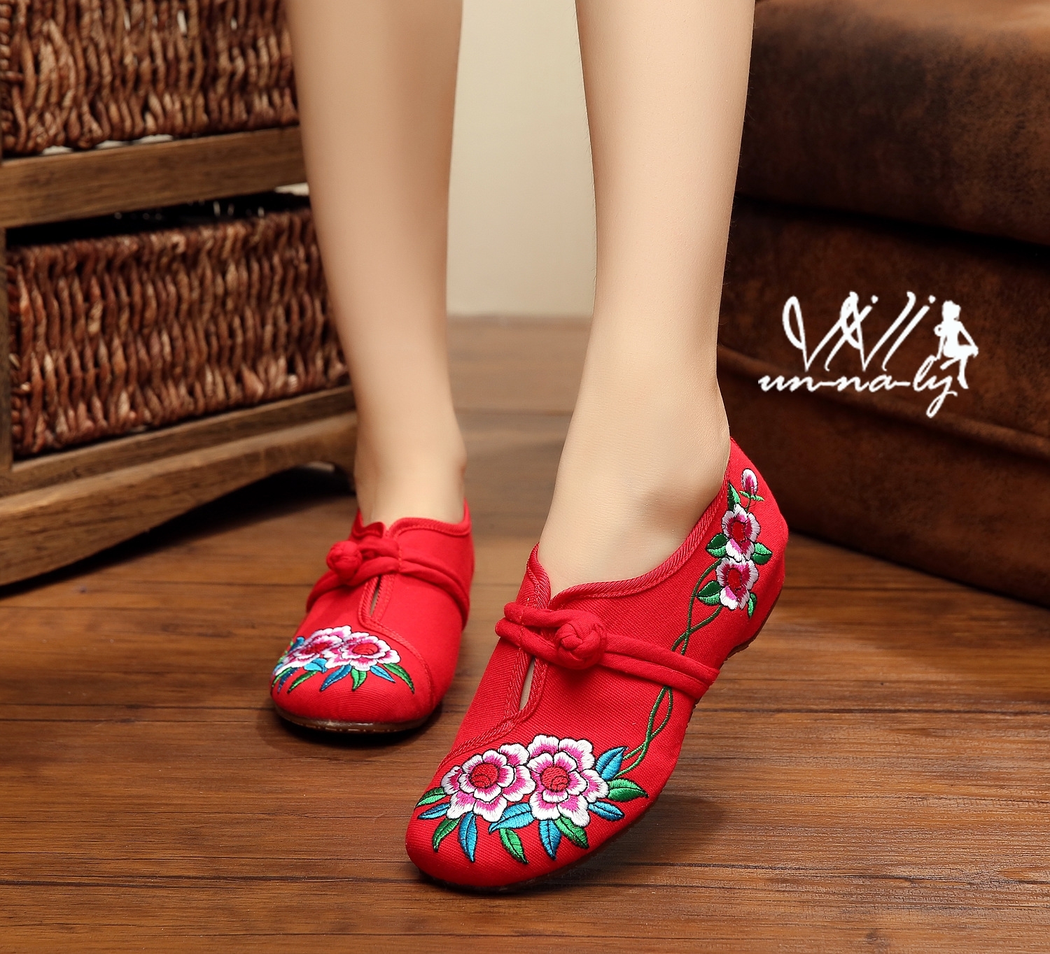 รองเท้าผ้าปักสไตล์ Chinese Vintage ลายชบา (สีแดง)