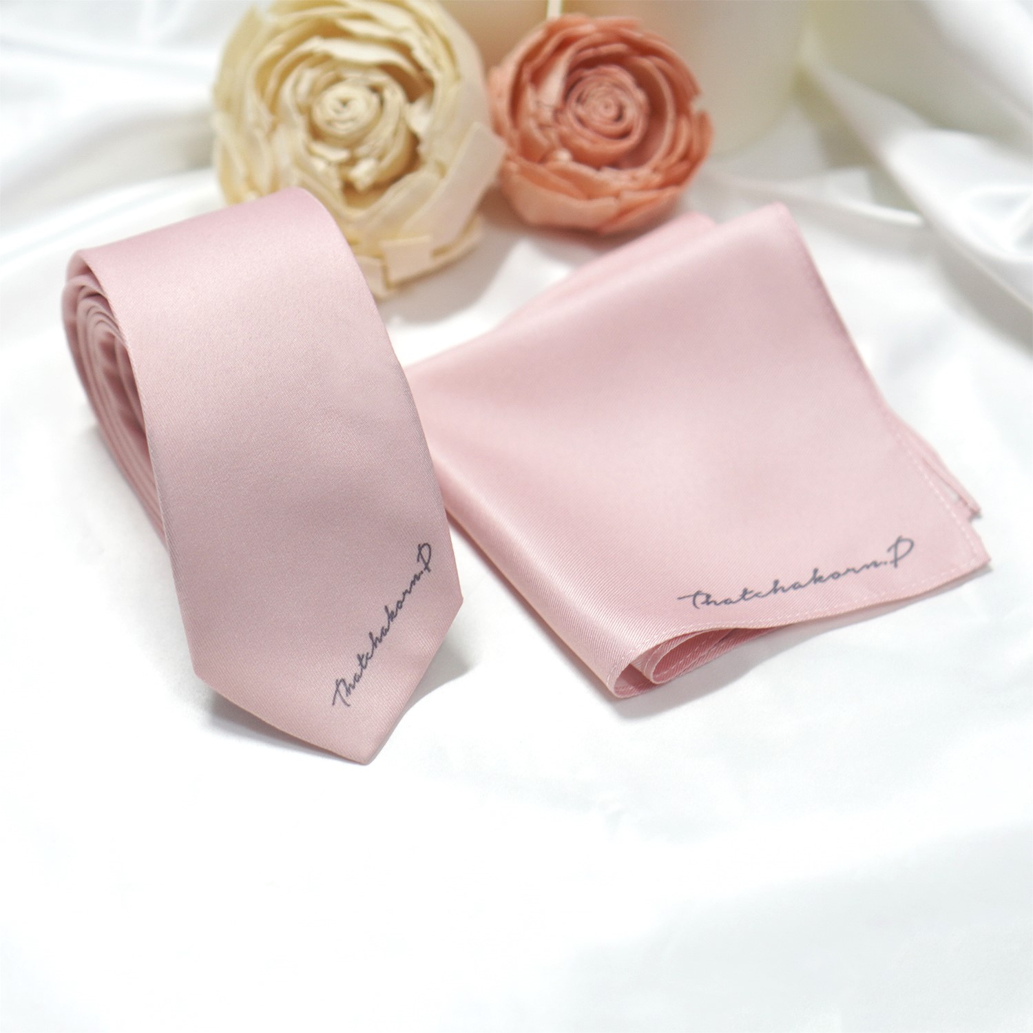 เนคไท สั่งทำใส่ชื่อ ขนาด 2.5" + ผ้าเช็ดหน้า - Minimal - Dot Pink