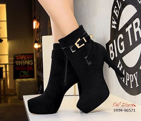 รองเท้าบูทส้นสูงแต่งอะไหล่เข็มขัด