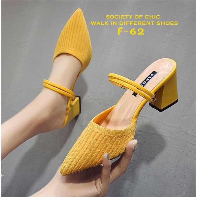 รองเท้าส้นเตี้ยสไตล์ Maxi (สีดำ)