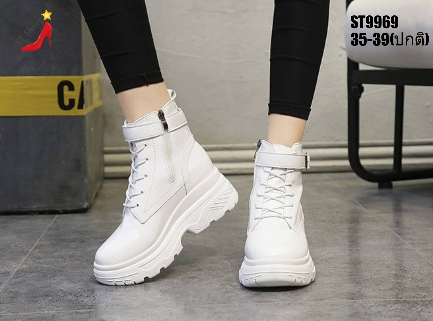 รองเท้าผ้าใบแฟชั่นหุ้มข้อแต่งเข็มขัด (สีดำ)