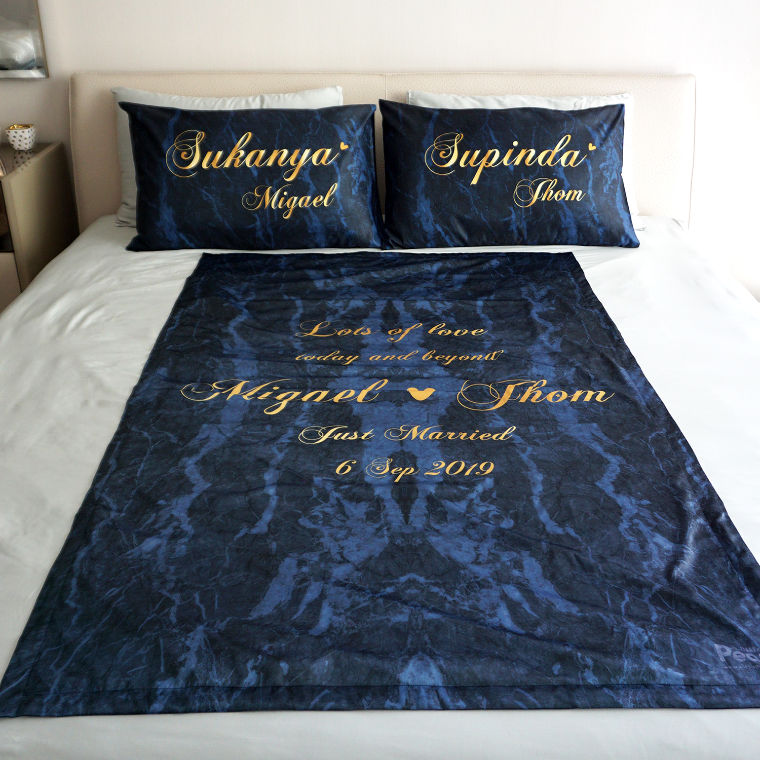 ชุดของขวัญแต่งงาน ปลอกหมอนคู่+ผ้าห่ม ขนาด 100x150cm ลาย Navy Marble - Gold