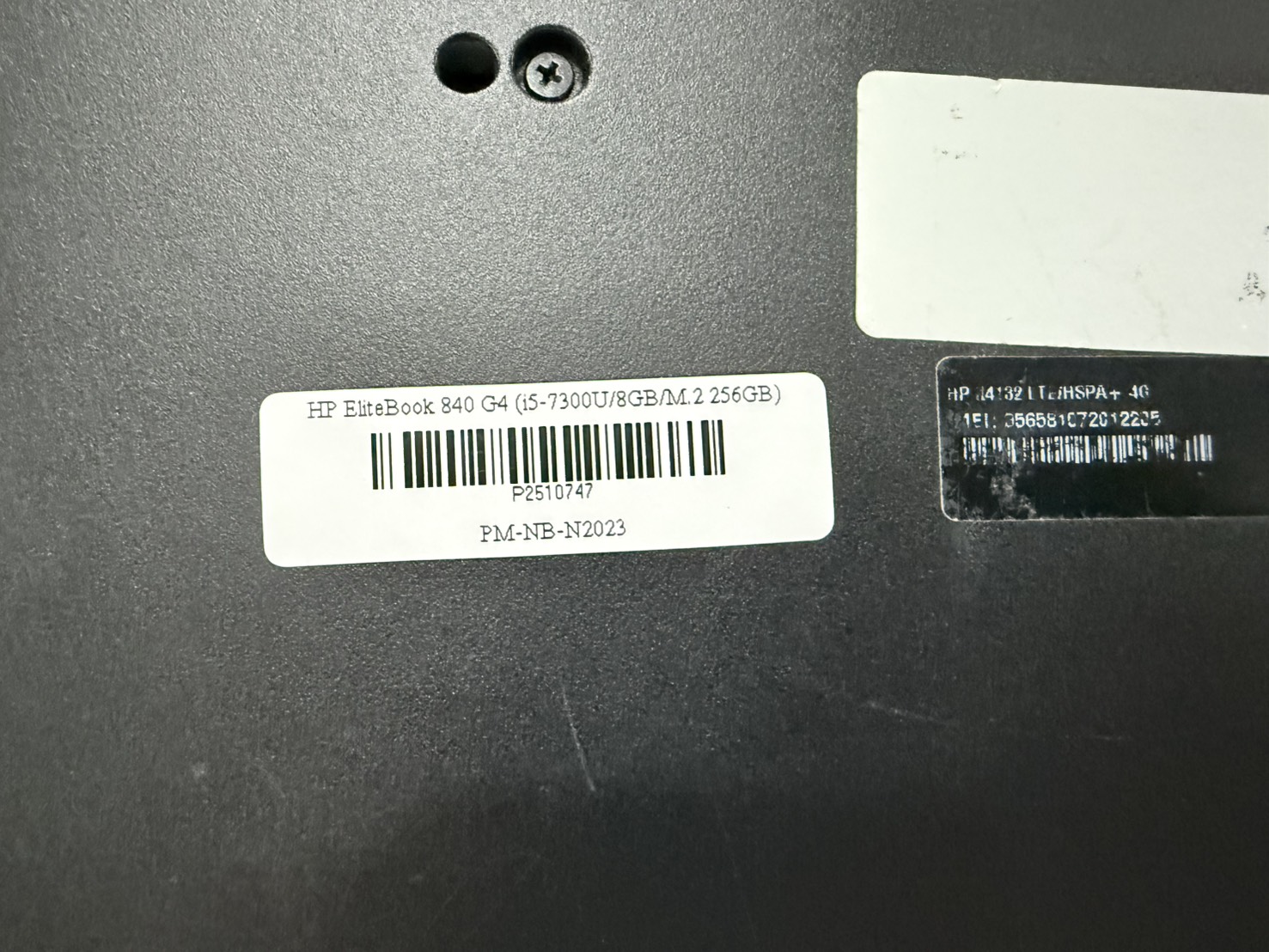 โน๊ตบุ๊ค HP EliteBook 840 G4 (i5-7300U/8GB/M.2 256GB) ไม่มี Adapter แบตเสื่อม จอ Bright ยางรองเครื่องเสื่อม ขอบแตกบิ่น