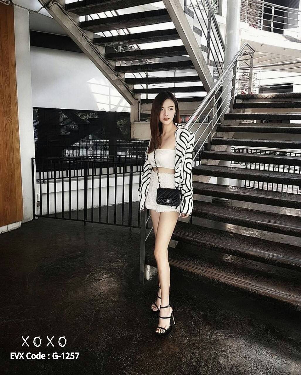 รองเท้าส้นสูงเมทัลลิคเงา (สีดำ)