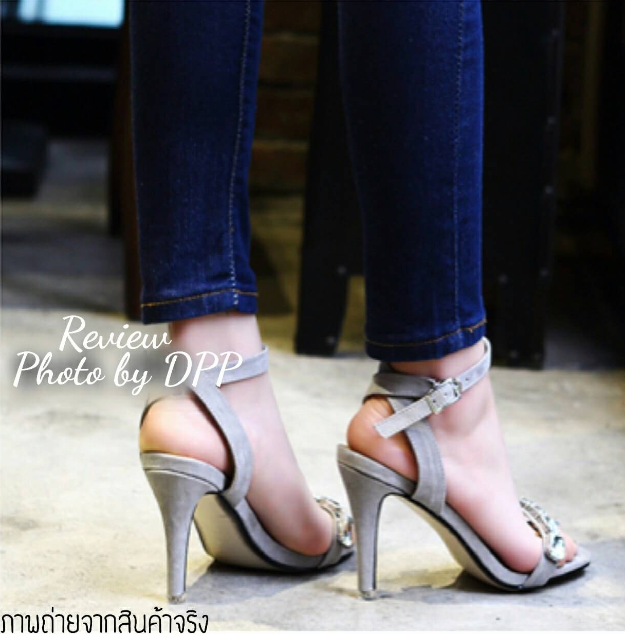 รองเท้าส้นสูงหน้าเพชร (สีดำ)