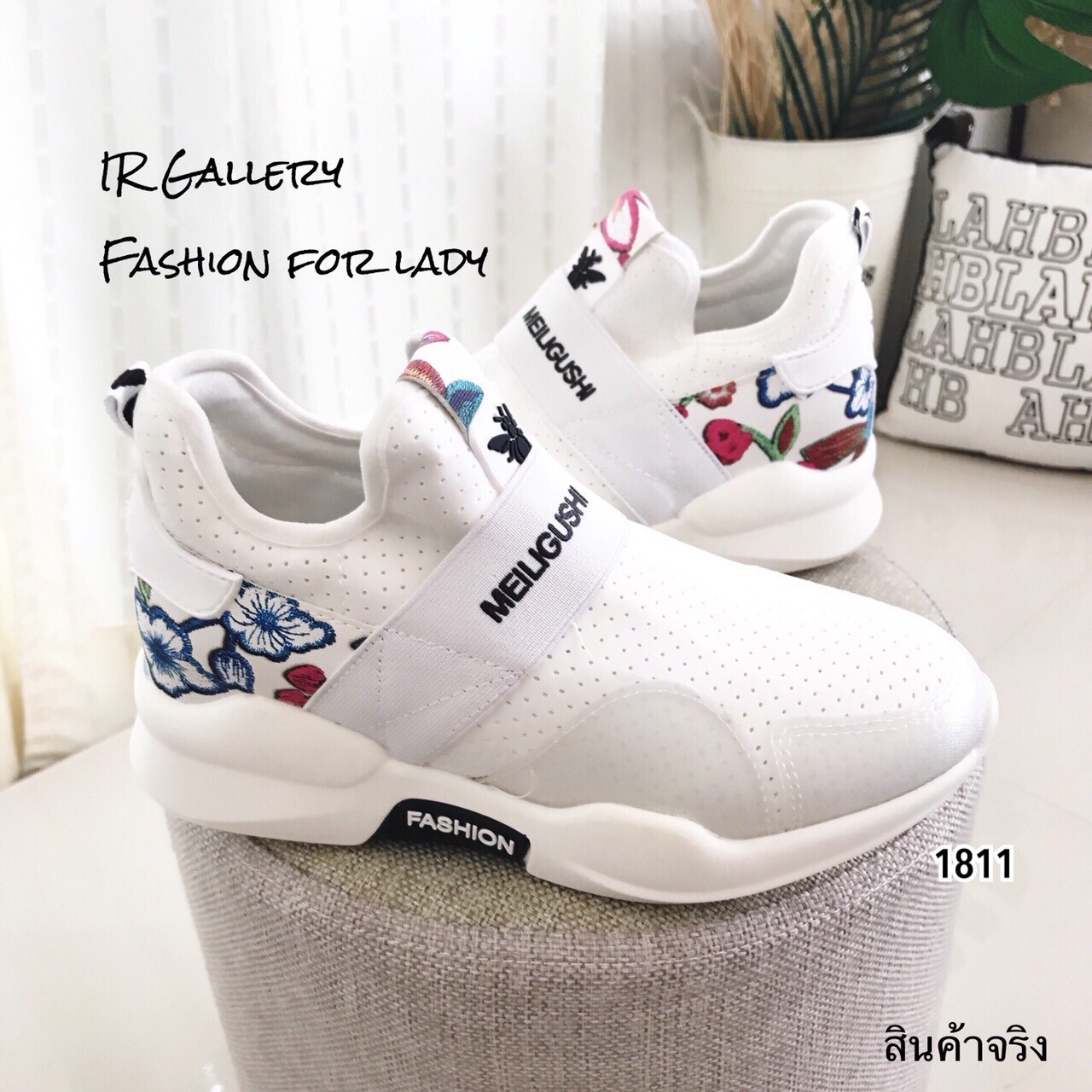 รองเท้าผ้าใบทรงSportแบบสวมแต่งลายดอก (สีดำ)