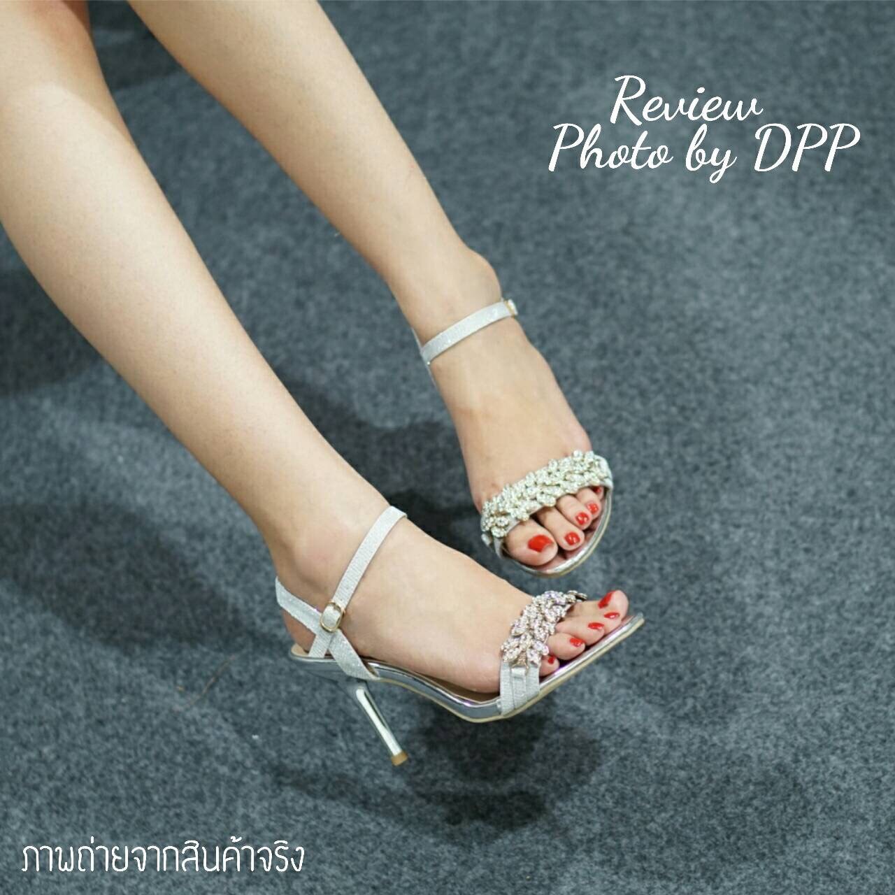 พร้อมส่ง : รองเท้าส้นสูงหน้าเพชร (สีเงิน)