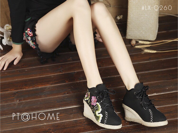 รองเท้าผ้าใบส้นเตารีดปักลาย (สีเบจ)