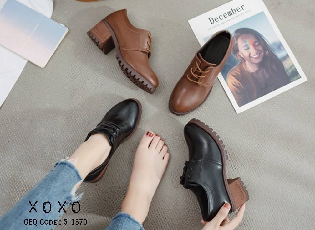 รองเท้าผ้าใบเสริมส้นทรง Oxford (สีดำ)