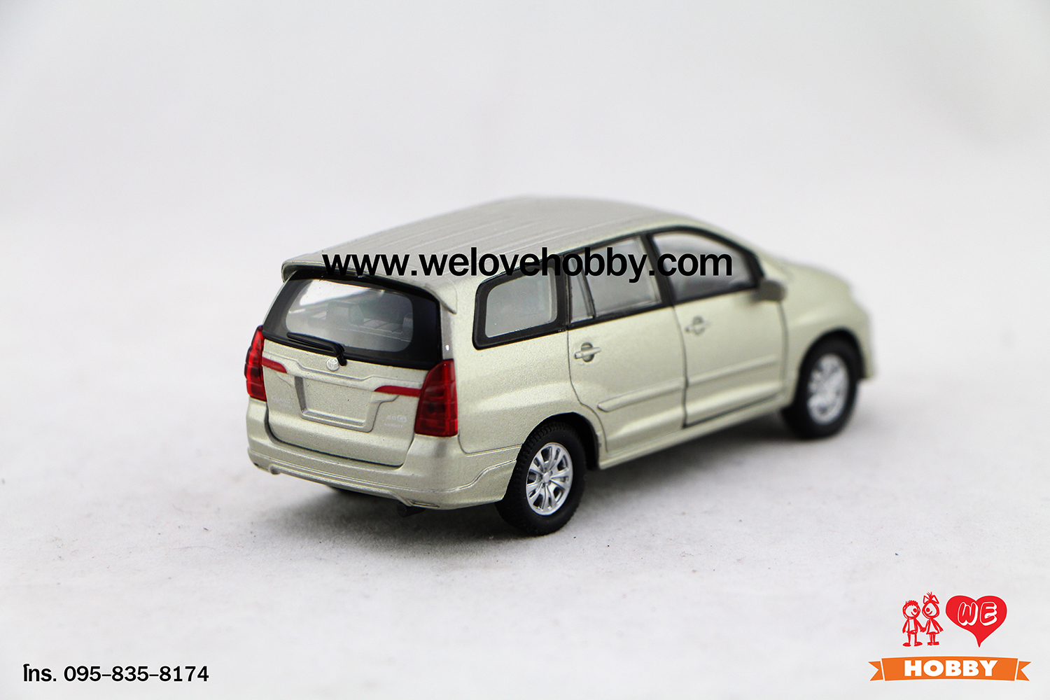 โมเดลรถ Toyota Innova สีบรอนซ์ทอง Scale 1:34-1:39
