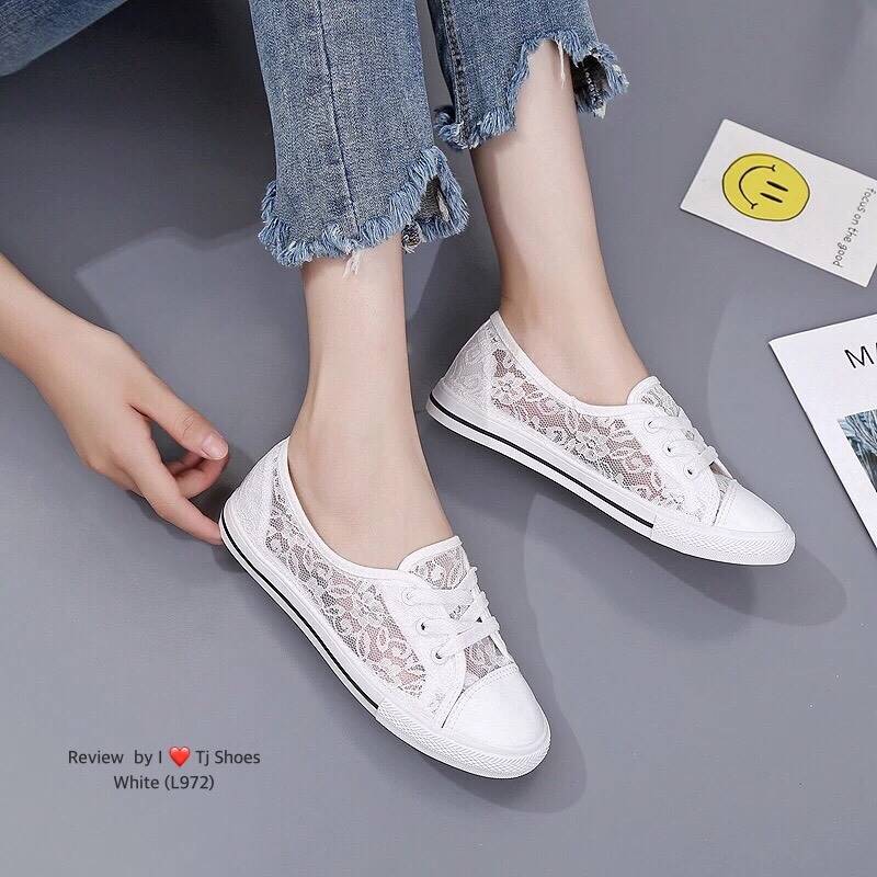 รองเท้าผ้าใบลูกไม้ทรงคัทชู