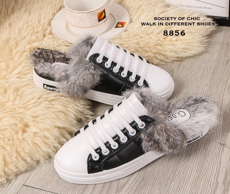 รองเท้าผ้าใบเปิดส้นแต่งขน (สีดำ)