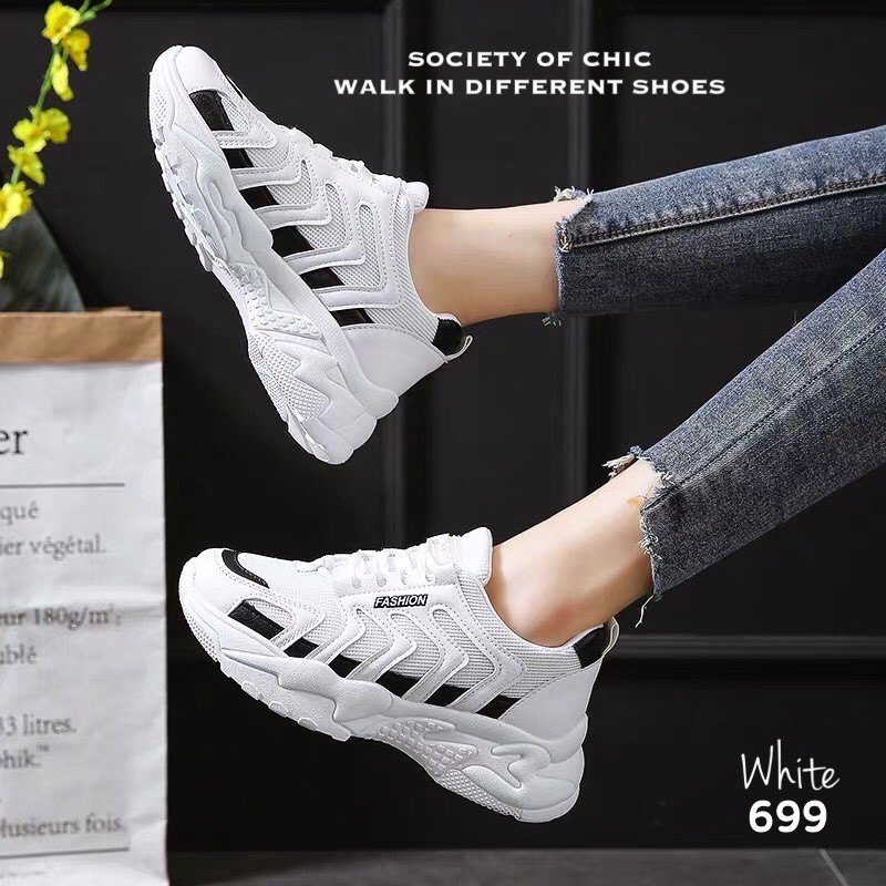 รองเท้าผ้าใบกันลื่นสไตล์สปอร์ต (สีขาว)