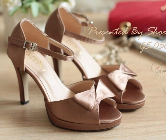 พร้อมส่ง : รองเท้าส้นสูงผ้าซาติน (สีกากี)