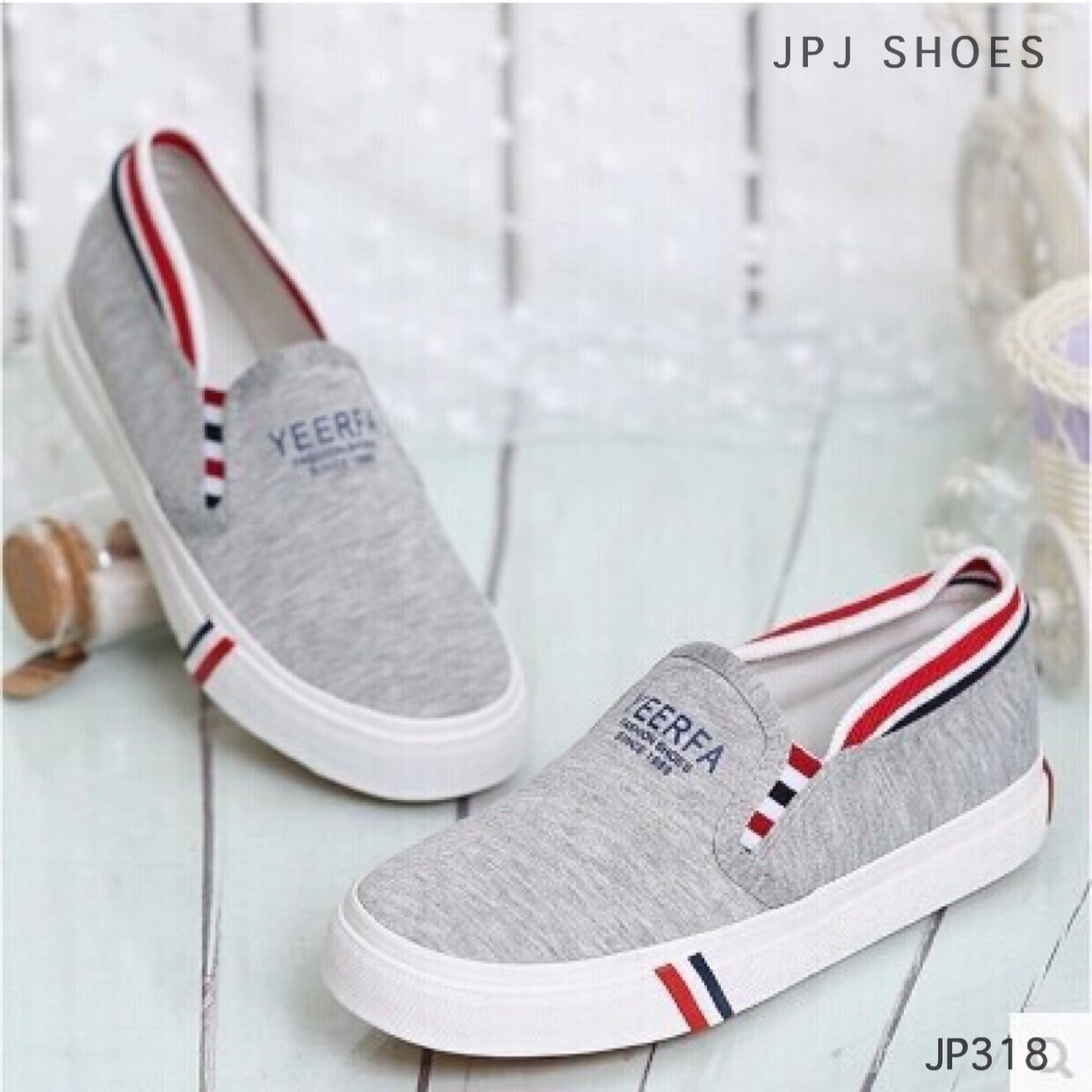 รองเท้า Slip On คาดเส้นสไตล์เกาหลี (สีเทา)