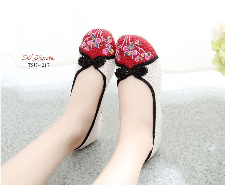 รองเท้าคัทชูผ้าทอปักลายดอกไม้ (สีแดง)