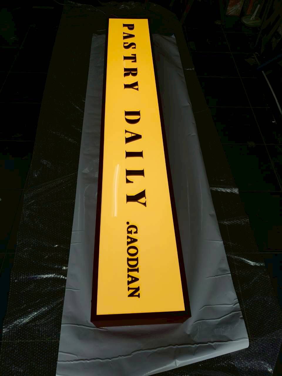 ป้ายกล่องไฟหน้าร้านขนม