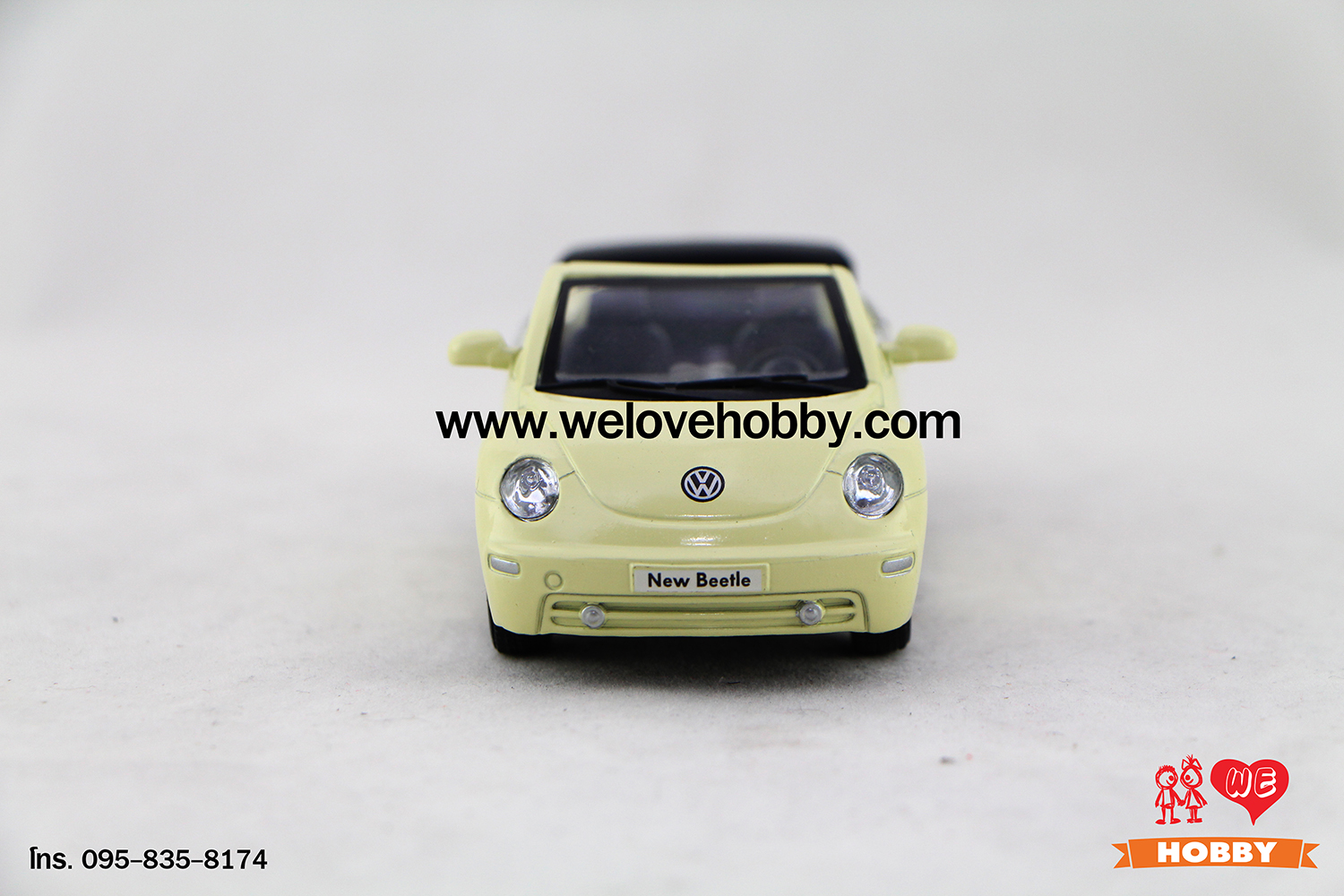 โมเดลรถ Volkswagen New Beetle Convertible (2003) สีเหลืองอ่อน Mellow Yellow Scale 1:32