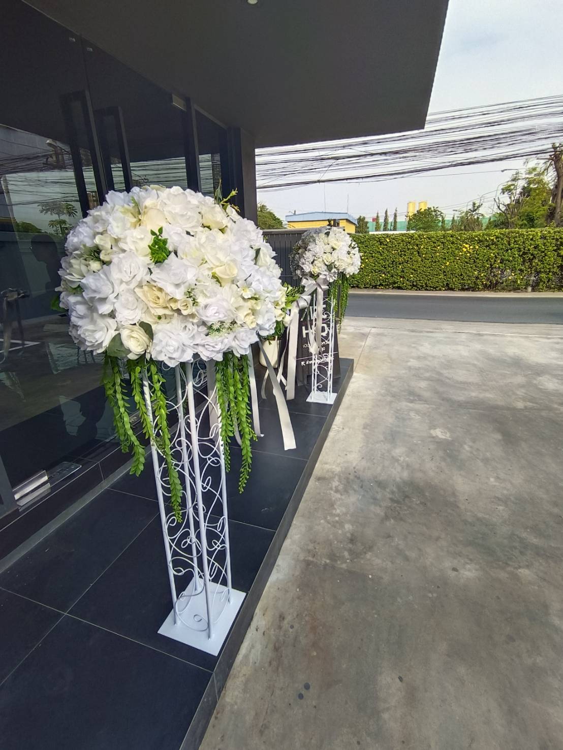 เสาตัดริบบิ้นดอกไม้ปลอม (สำหรับเช่า) RF405 - จำนวน 1 คู่ (สำหรับคนตัด 1-2 คน)