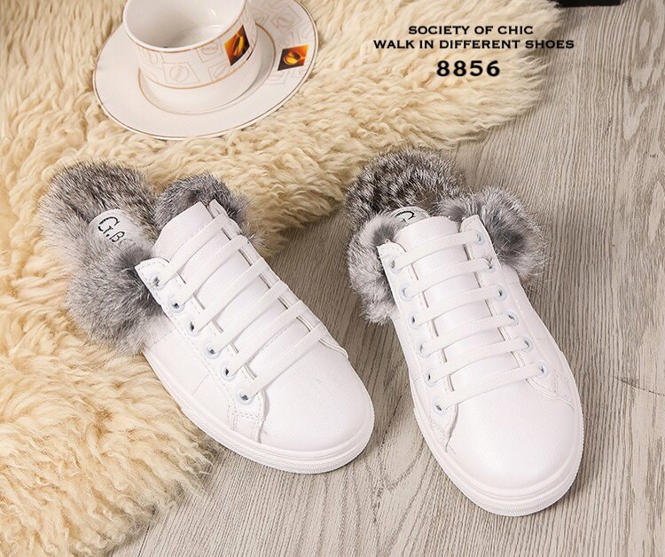 รองเท้าผ้าใบเปิดส้นแต่งขน (สีดำ)