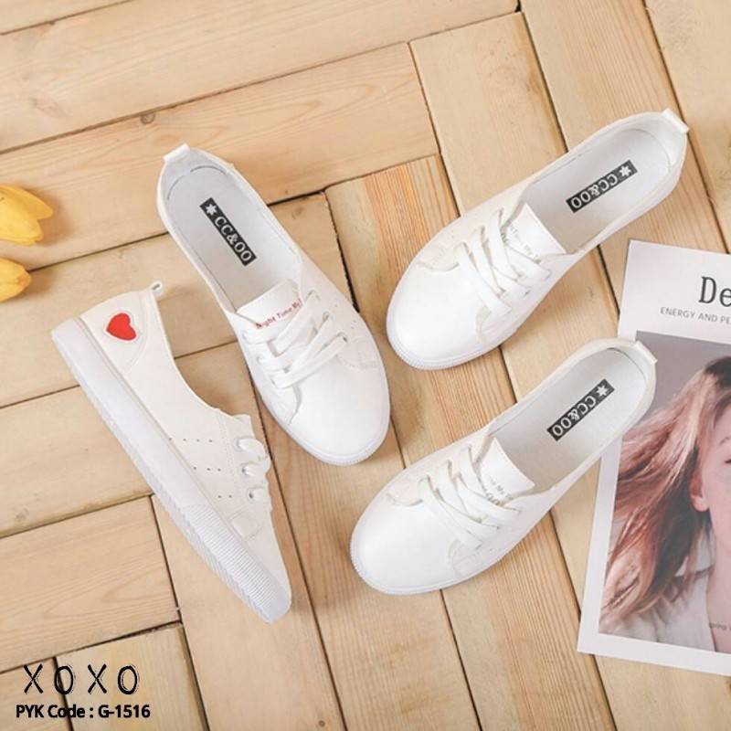 รองเท้าผ้าใบทรงคัทชูเย็บลายหัวใจ (สีแดง)