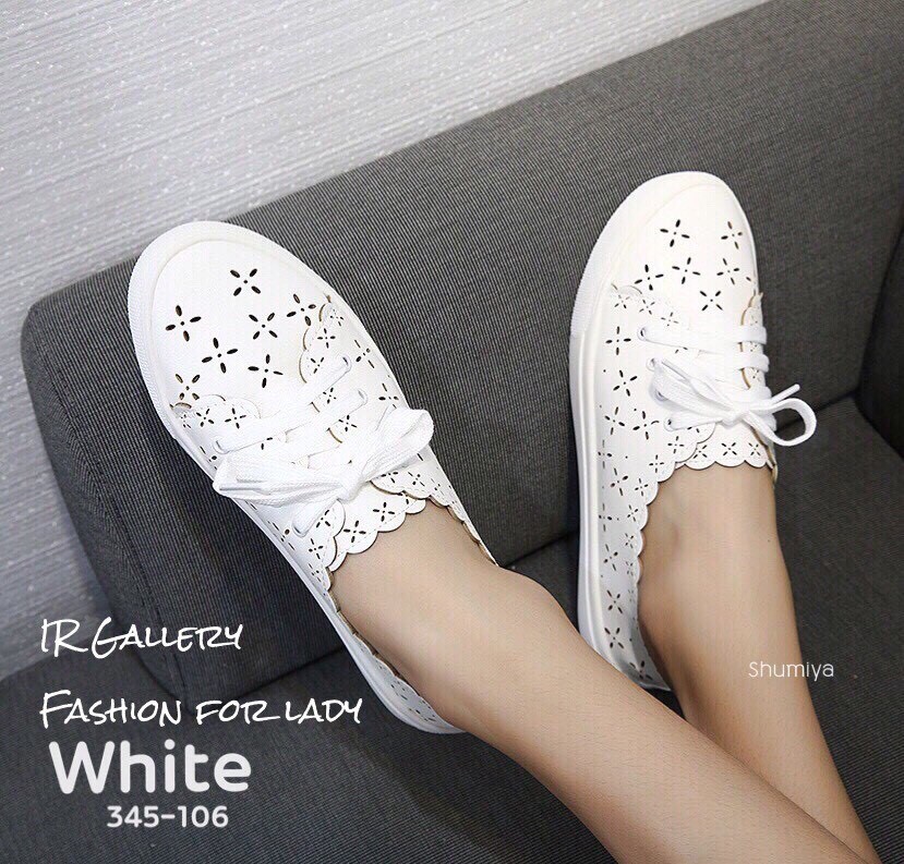 รองเท้าผ้าใบทรงคัทชูฉลุลาย (สีดำ)