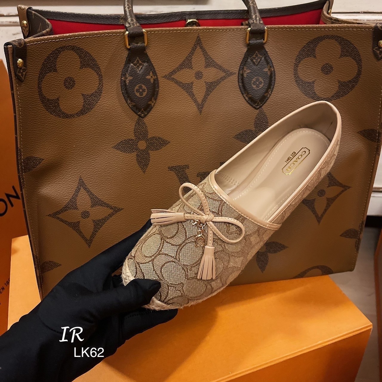 รองเท้าคัทชูทรงสวมสไตล์ Coach (สีน้ำตาล)