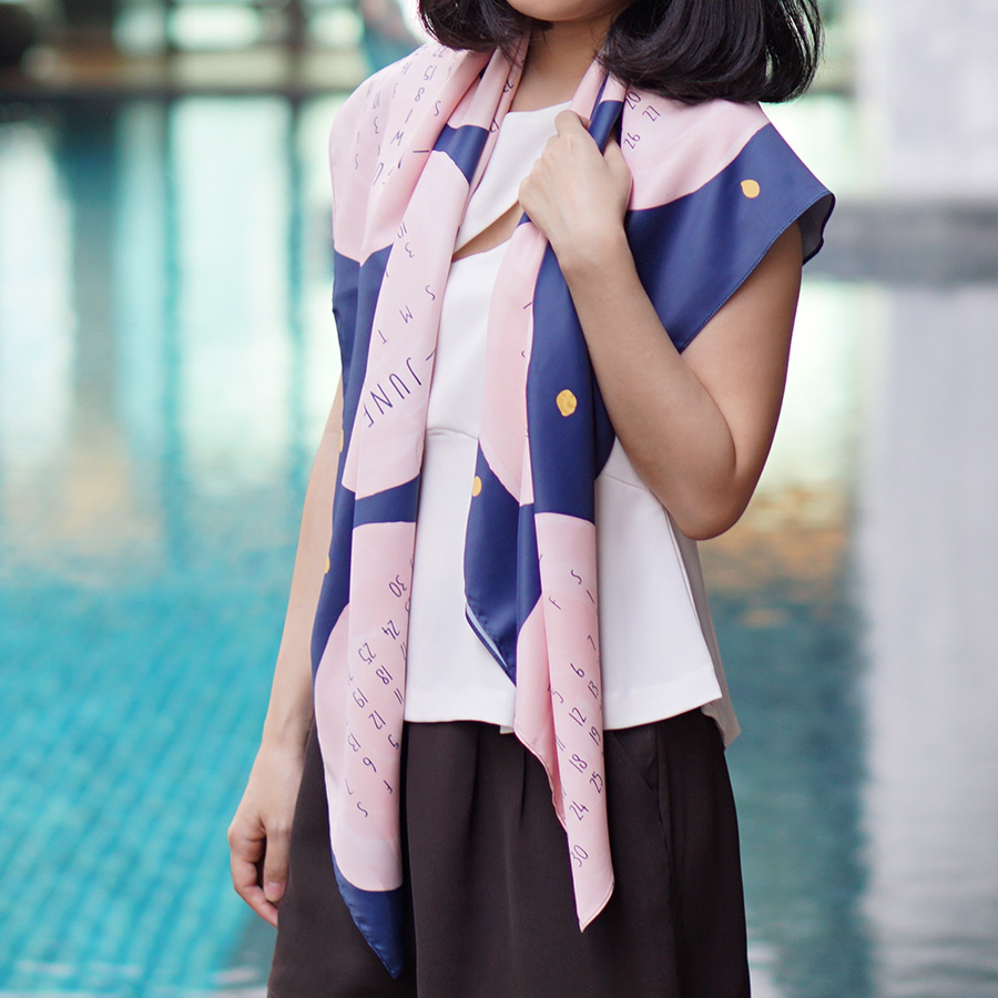 ผ้าพันคอ ลาย ผ้าพันคอปฏิทิน 2018 สี Navy - Calendar 2018 Scarf