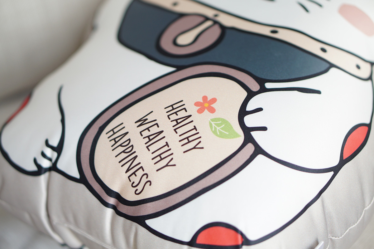 หมอนของขวัญ แบบพร้อมส่ง Grade A- ลาย Maneki-neko (lucky cat) - Grey