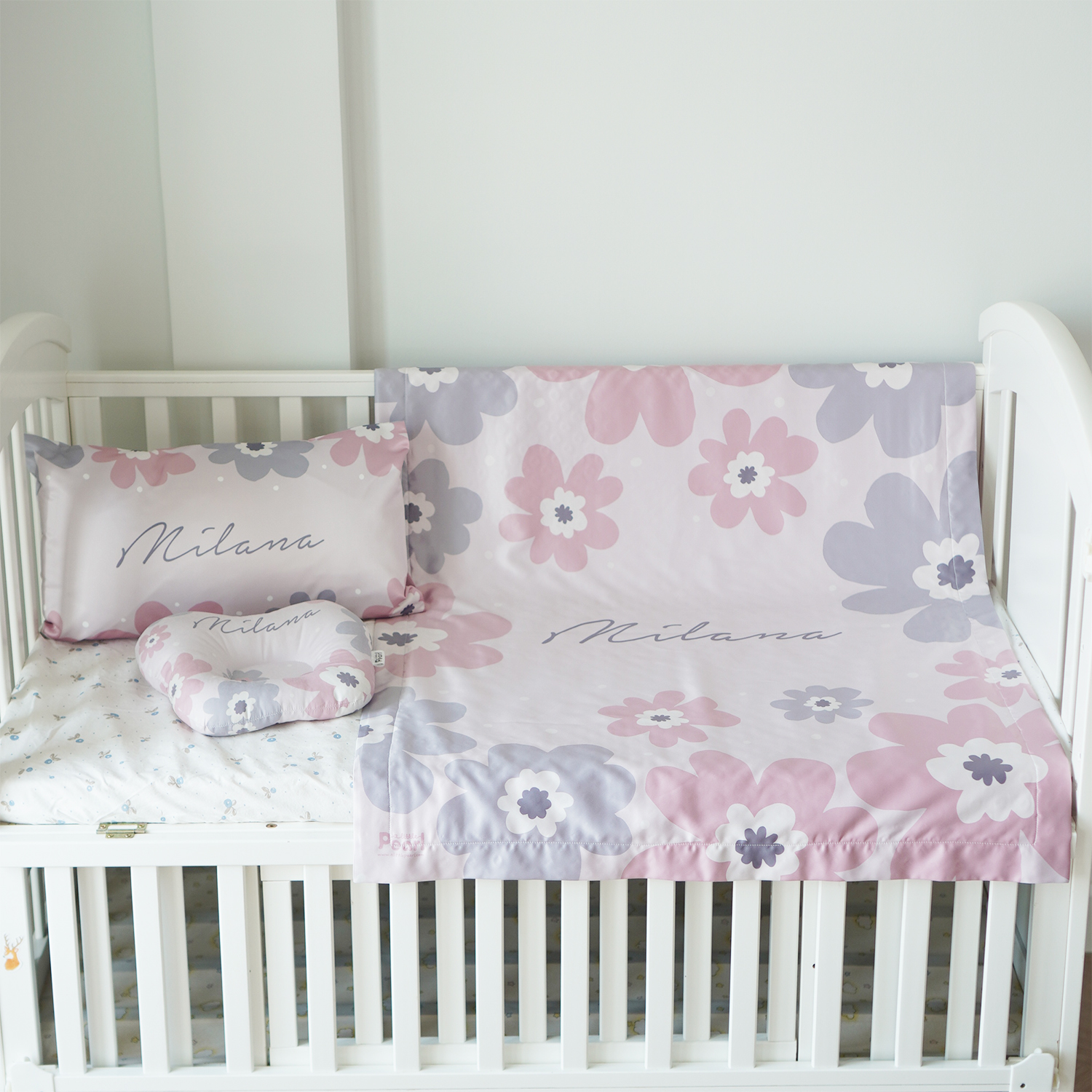 ชุดของขวัญเด็ก เซทโปรฝันดี หมอนหลุม + หมอนเด็ก + ผ้าห่มขนาด 75x100cm ลาย Big Flower - Light Pink