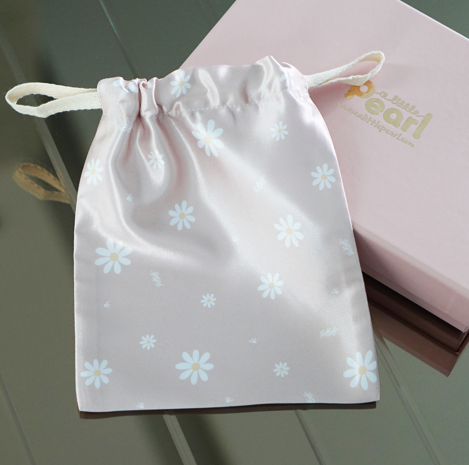 ถุงผ้าซาติน ลาย Daisy - Brown