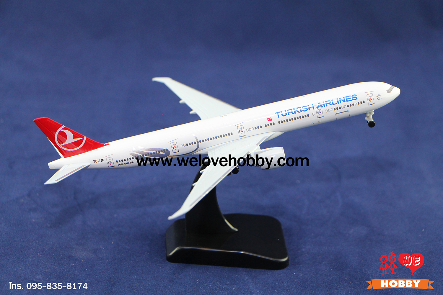 โมเดลเครื่องบิน Turkish Airlines (Boeing 777) ตุรกี ไซส์กลาง แบบมีล้อเครื่องบิน (1:400)