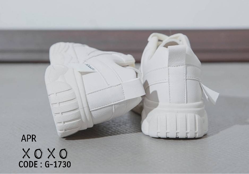 รองเท้าผ้าใบทรงสปอร์ตแต่งแถบป้าย (สีครีม)