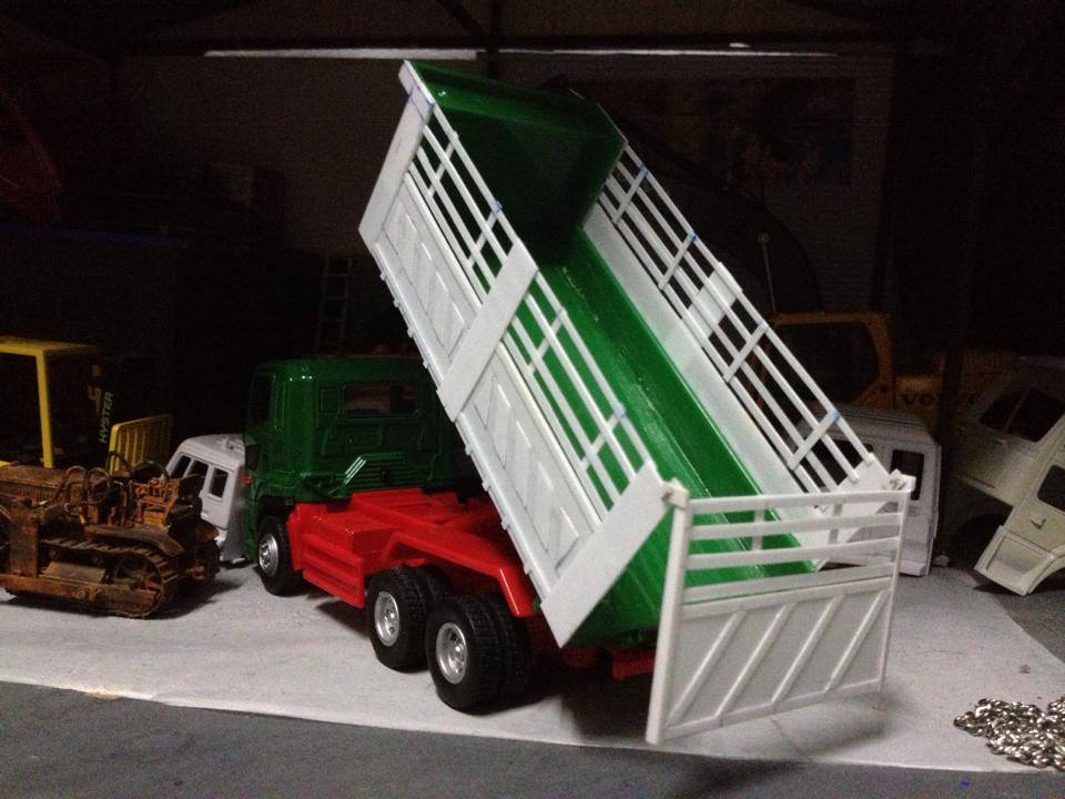 ต่อกระบะโมเดลรถบรรทุกจำลองฮีโน่ 700 1/43