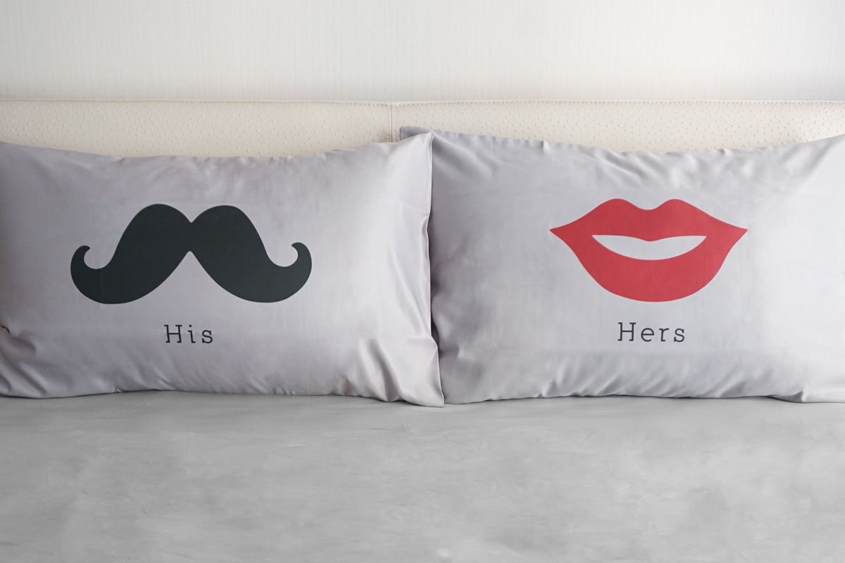 ปลอกหมอนคู่ Lip & Moustache สีเทา พร้อมข้อความ His & Her